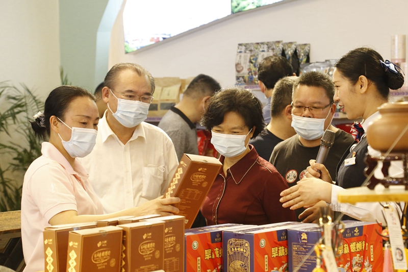 10.參觀那馬服務區扶貧產品展銷廳，此為廣西高速公路第一家扶貧產品展銷廳.JPG