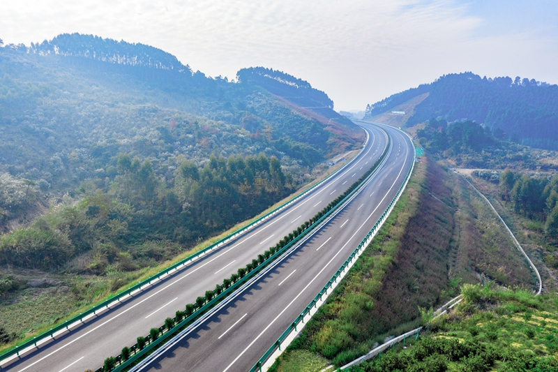6.高速公路與群山相連，植被覆蓋率高，與原生態(tài)環(huán)境恢復(fù)有機(jī)結(jié)合.jpg
